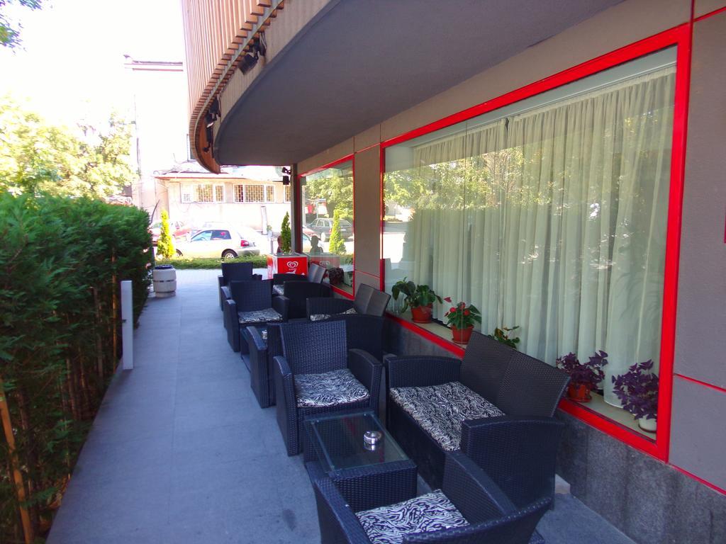 Universal Hotel Dupnitsa Exterior foto