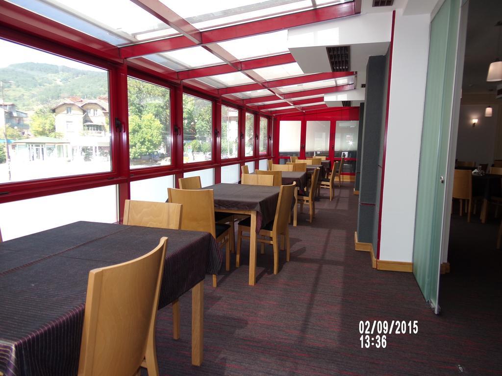 Universal Hotel Dupnitsa Exterior foto