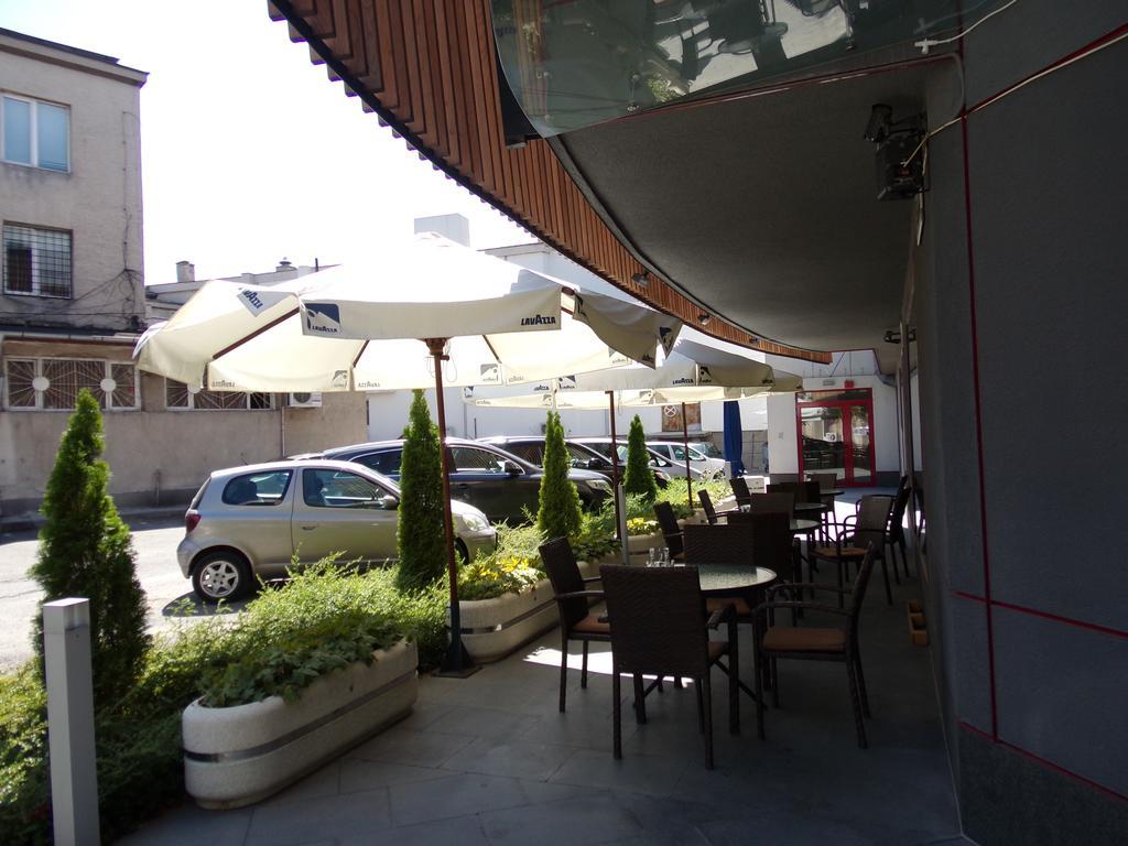 Universal Hotel Dupnitsa Exterior foto