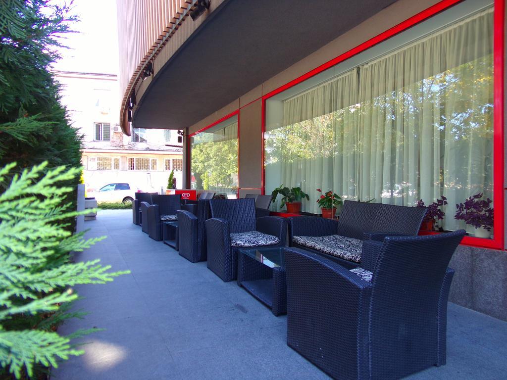 Universal Hotel Dupnitsa Exterior foto
